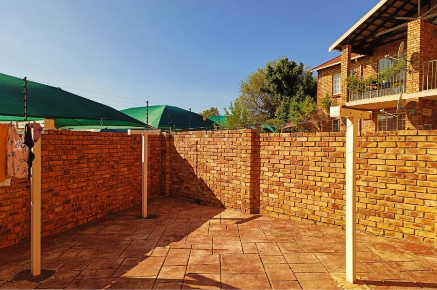 1 Bedroom Property for Sale in Die Hoewes Gauteng