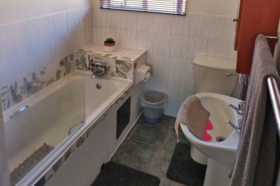 1 Bedroom Property for Sale in Die Hoewes Gauteng