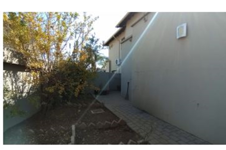 4 Bedroom Property for Sale in Monavoni Gauteng