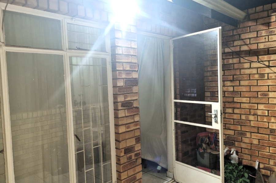 2 Bedroom Property for Sale in Die Hoewes Gauteng