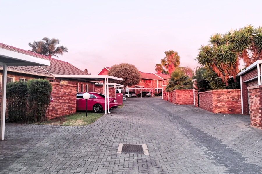 2 Bedroom Property for Sale in Die Hoewes Gauteng