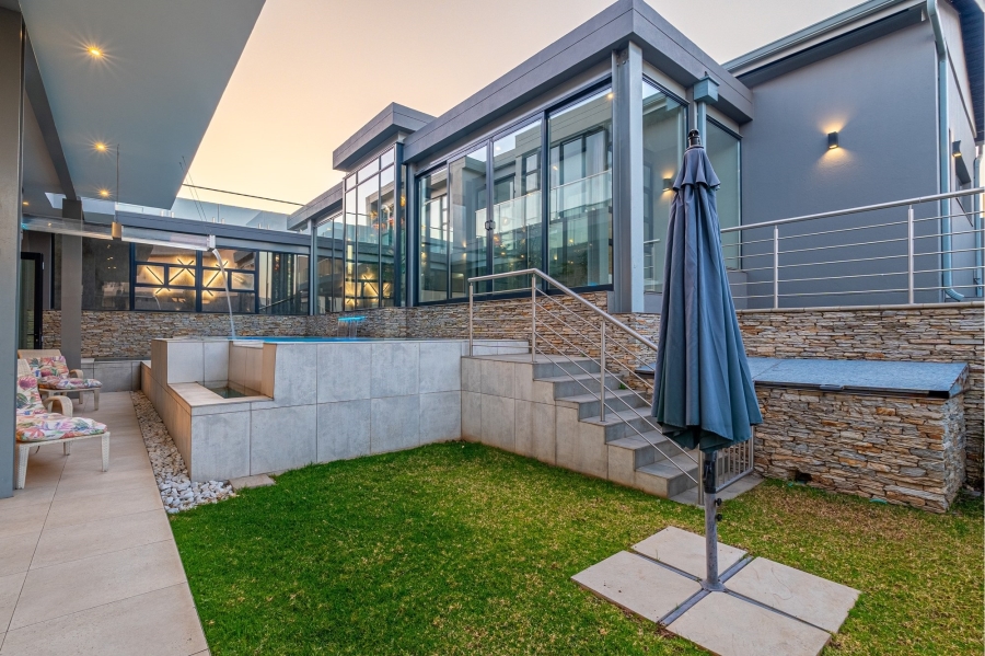 5 Bedroom Property for Sale in Waterfall Country Estate Gauteng