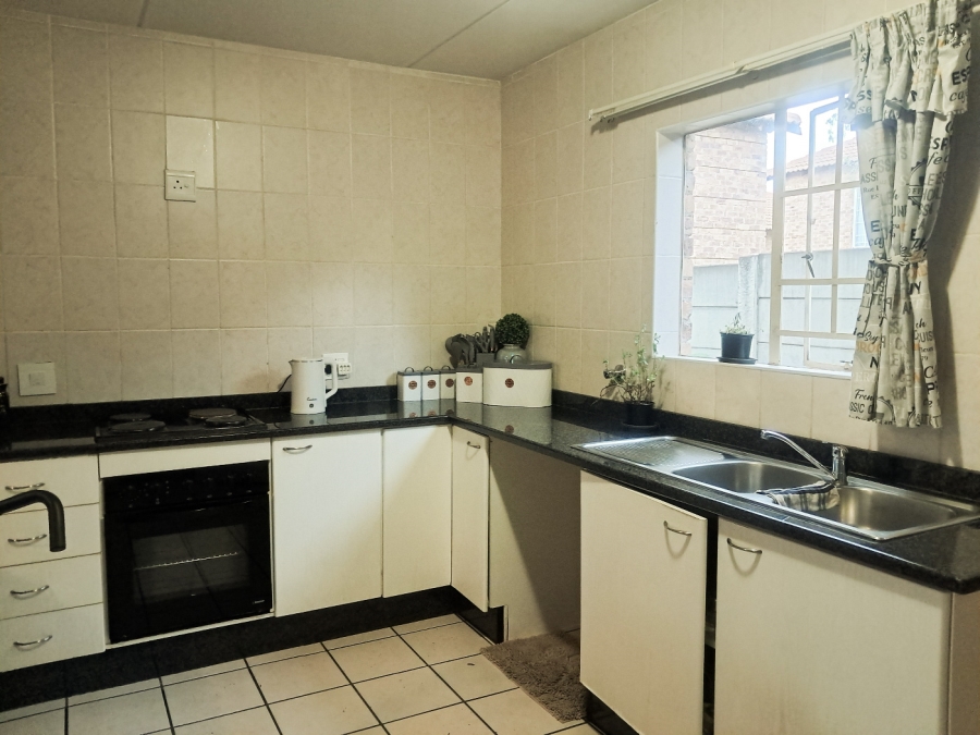 To Let 2 Bedroom Property for Rent in Sonneglans Gauteng