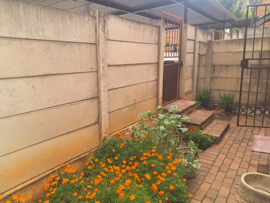 To Let 2 Bedroom Property for Rent in Sonneglans Gauteng