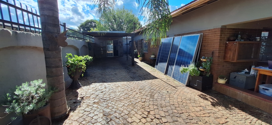 3 Bedroom Property for Sale in Les Marais Gauteng