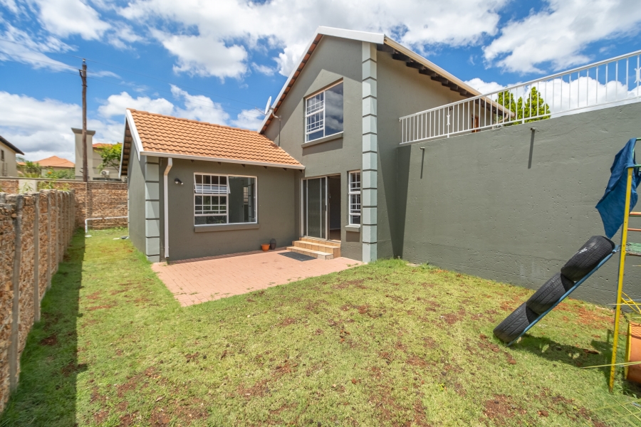 To Let 4 Bedroom Property for Rent in Broadacres Gauteng