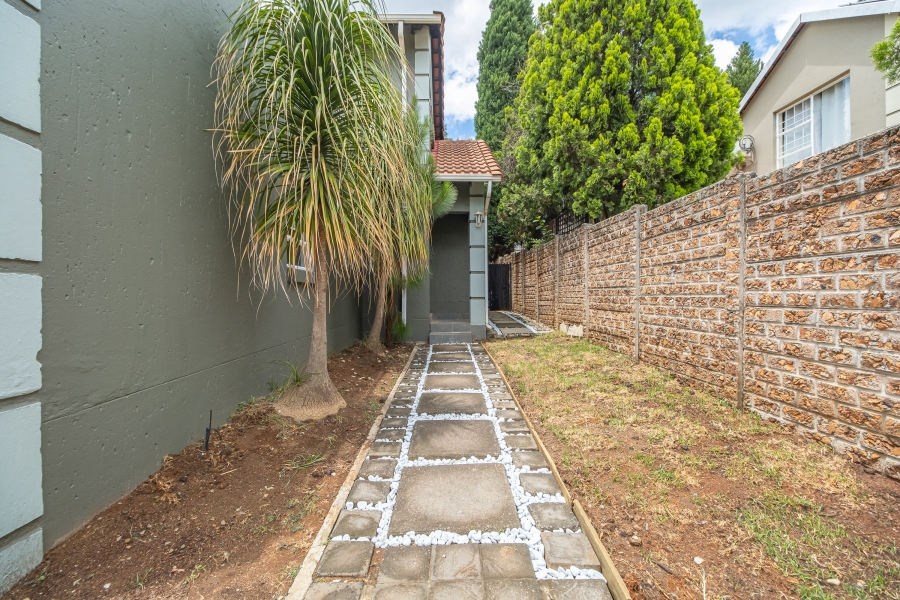 To Let 4 Bedroom Property for Rent in Broadacres Gauteng