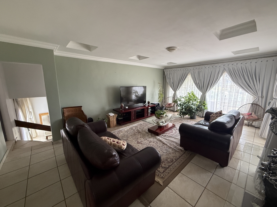 5 Bedroom Property for Sale in Kloofendal Gauteng