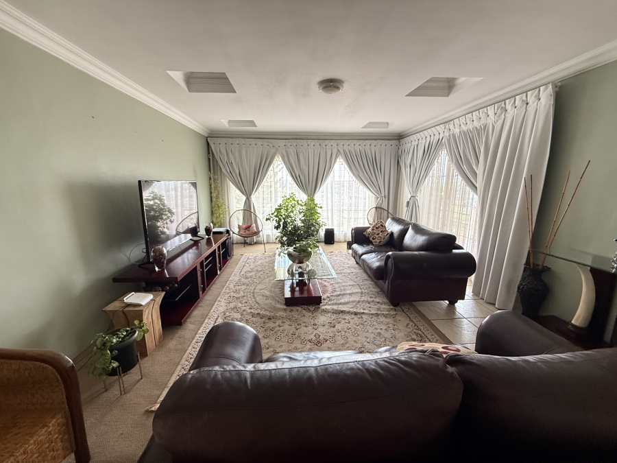 5 Bedroom Property for Sale in Kloofendal Gauteng