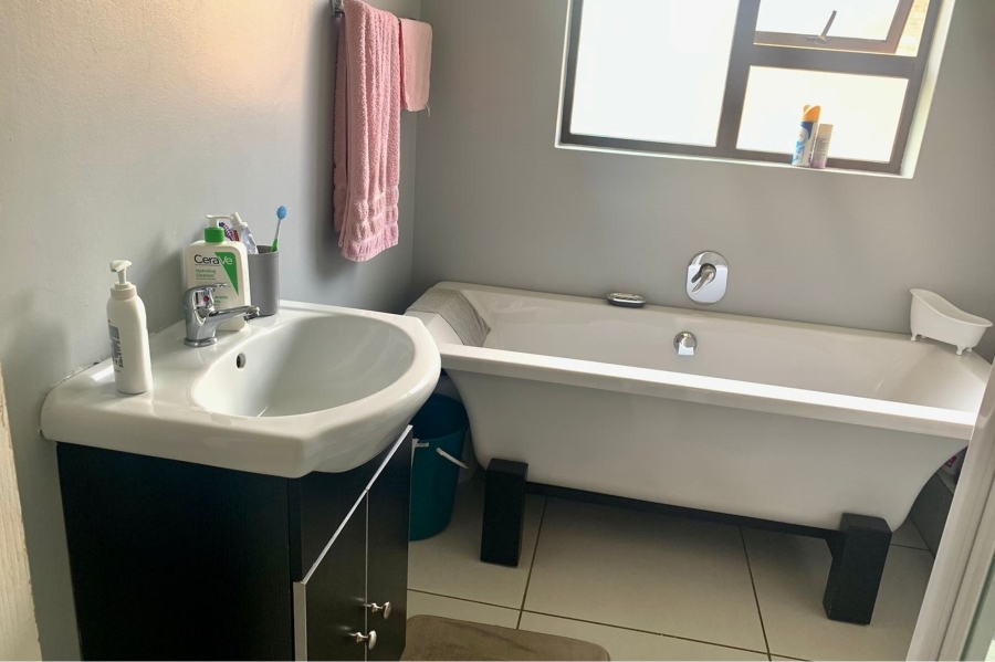 To Let 2 Bedroom Property for Rent in Amberfield Gauteng