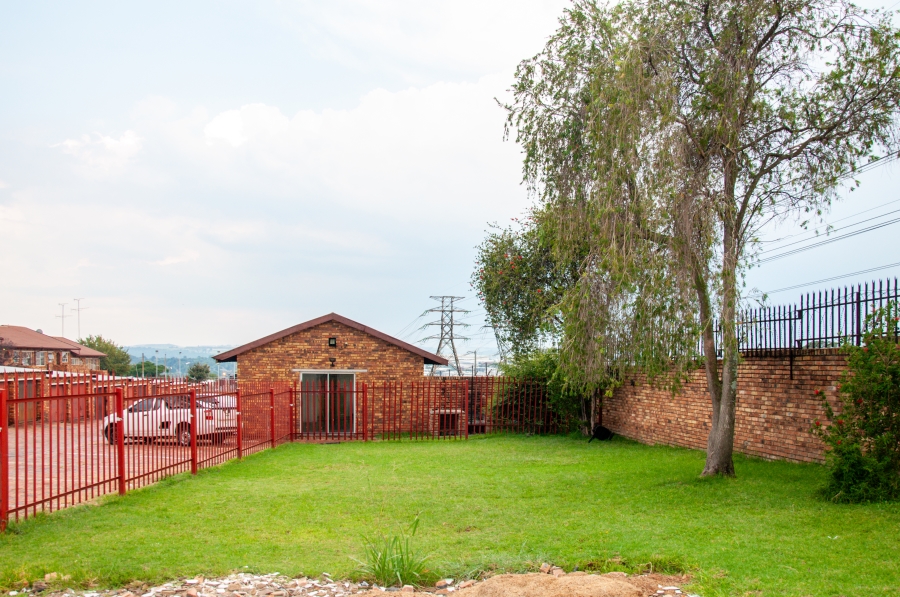 2 Bedroom Property for Sale in Buccleuch Gauteng