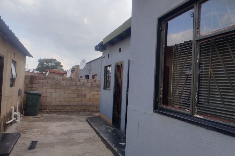 2 Bedroom Property for Sale in Zola Gauteng