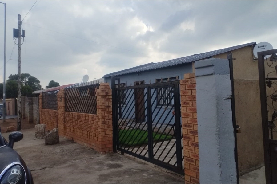 2 Bedroom Property for Sale in Zola Gauteng