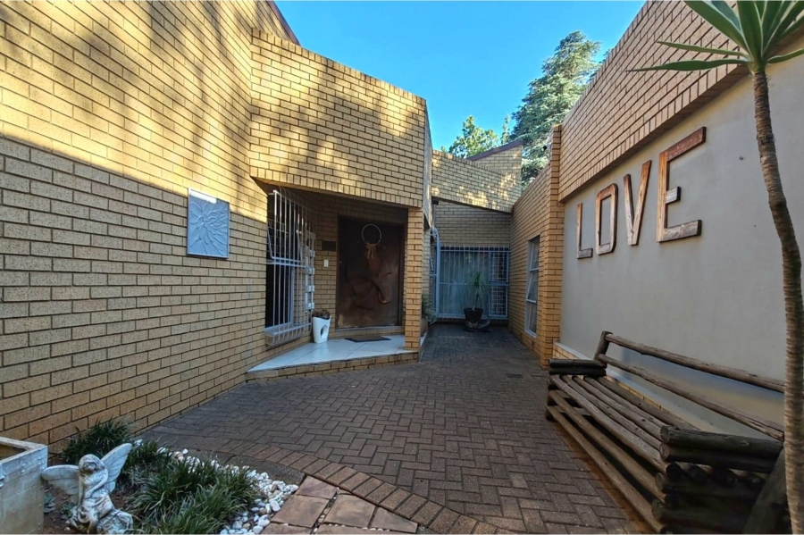 5 Bedroom Property for Sale in Kookrus Gauteng