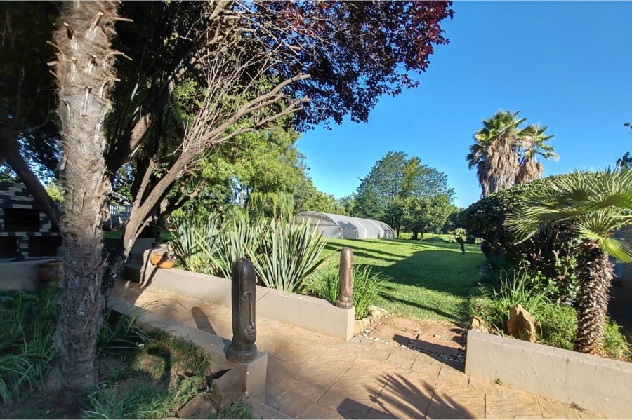 5 Bedroom Property for Sale in Kookrus Gauteng