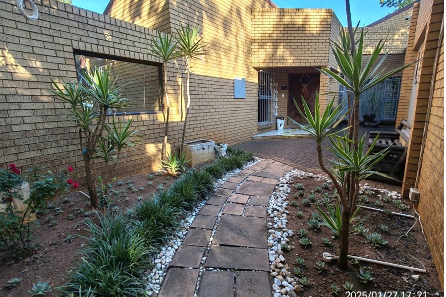 5 Bedroom Property for Sale in Kookrus Gauteng