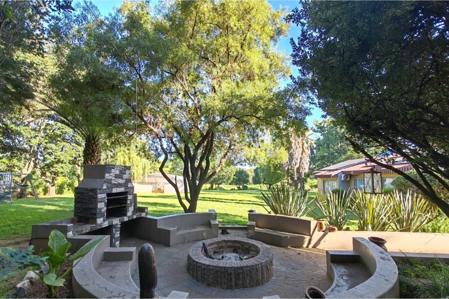 5 Bedroom Property for Sale in Kookrus Gauteng