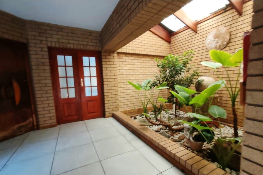 5 Bedroom Property for Sale in Kookrus Gauteng