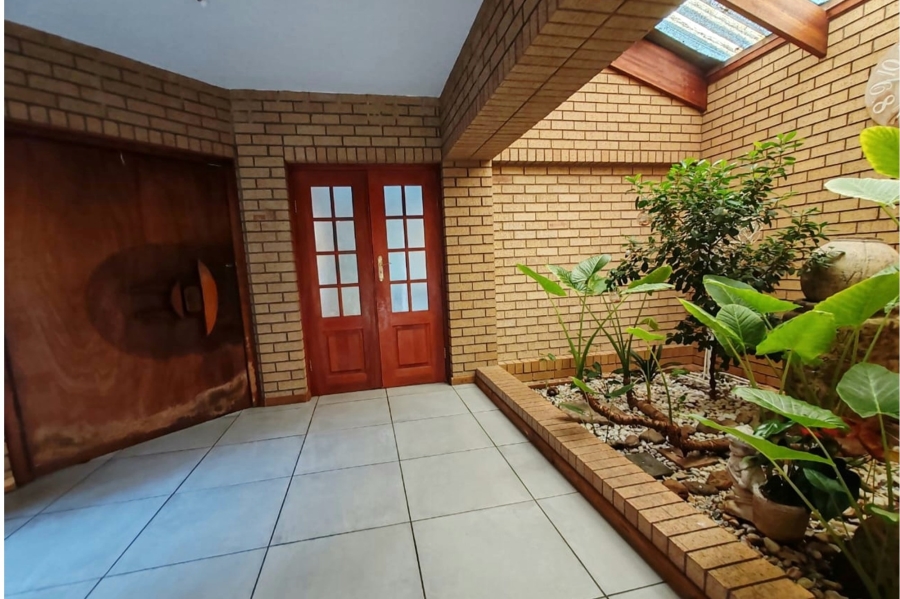 5 Bedroom Property for Sale in Kookrus Gauteng