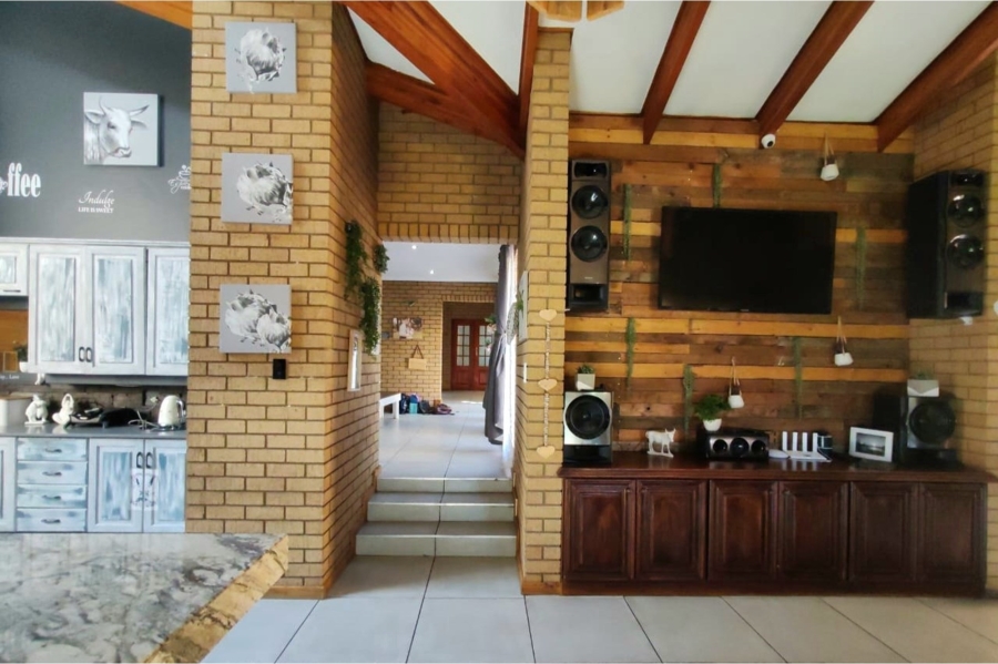 5 Bedroom Property for Sale in Kookrus Gauteng