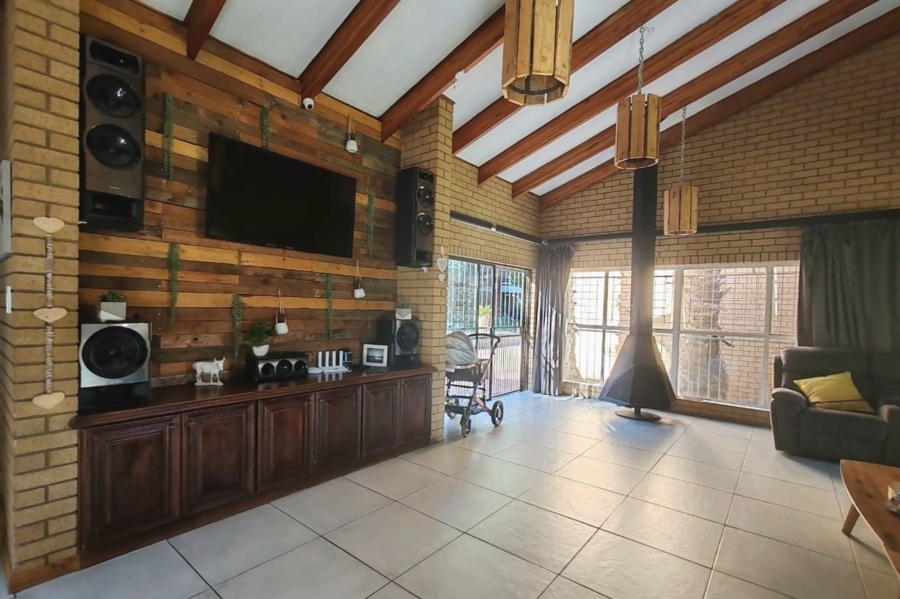 5 Bedroom Property for Sale in Kookrus Gauteng