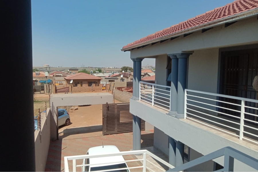 8 Bedroom Property for Sale in Tshepisong Gauteng