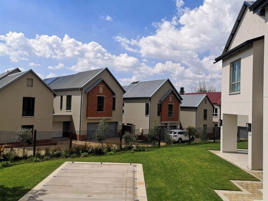 To Let 5 Bedroom Property for Rent in Waterfall Country Estate Gauteng