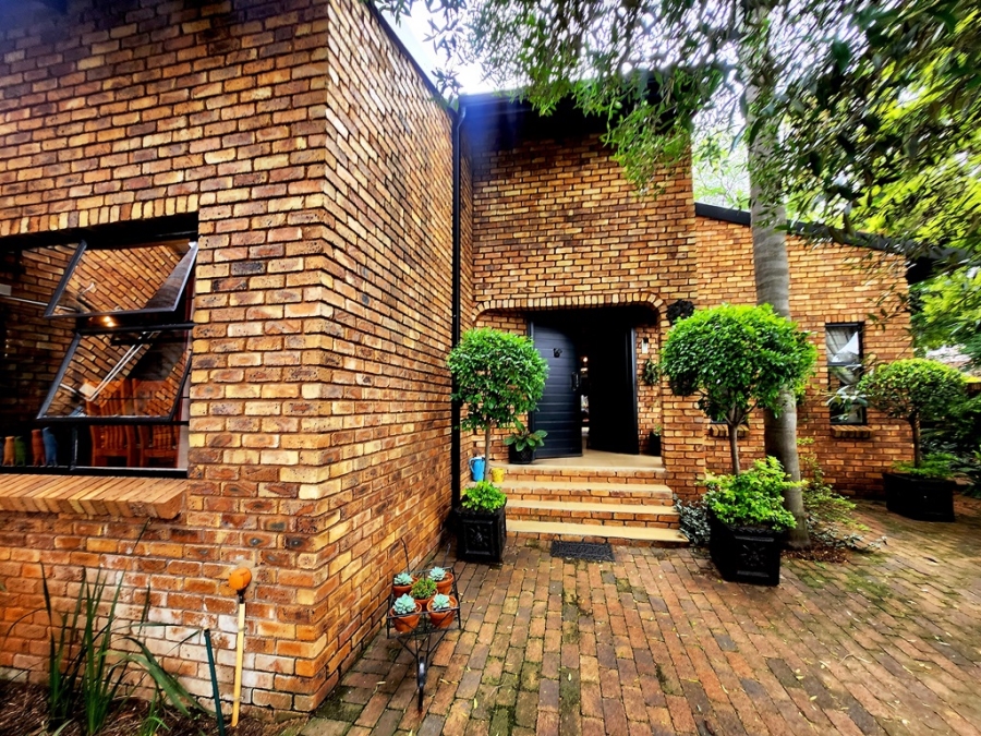 4 Bedroom Property for Sale in Eldoraigne Gauteng