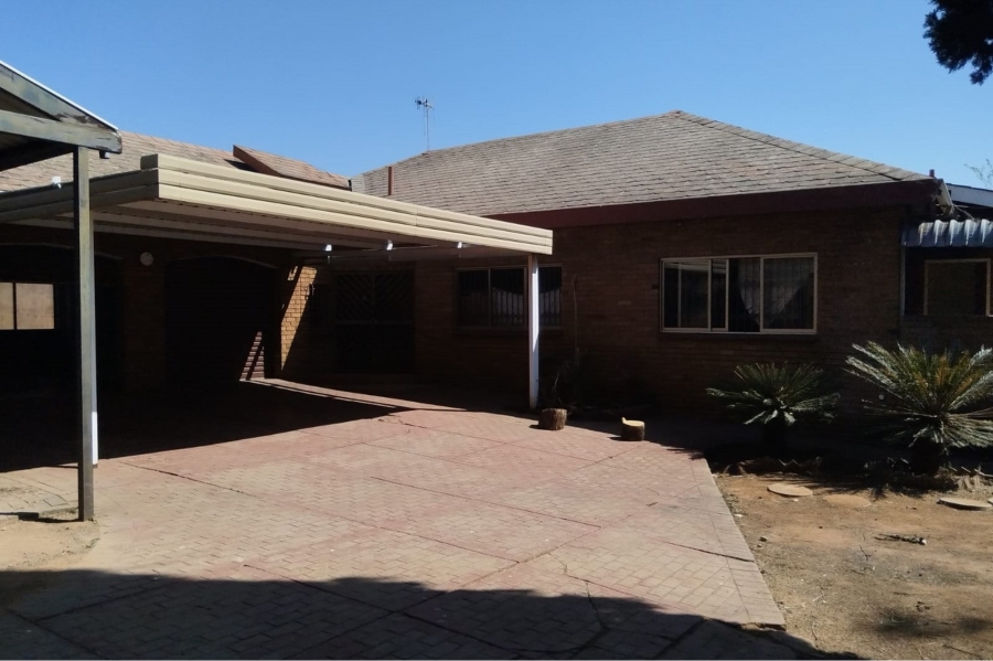 4 Bedroom Property for Sale in Nieuw Muckleneuk Gauteng