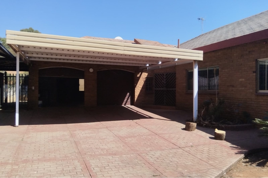 4 Bedroom Property for Sale in Nieuw Muckleneuk Gauteng