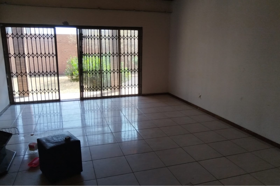 4 Bedroom Property for Sale in Nieuw Muckleneuk Gauteng