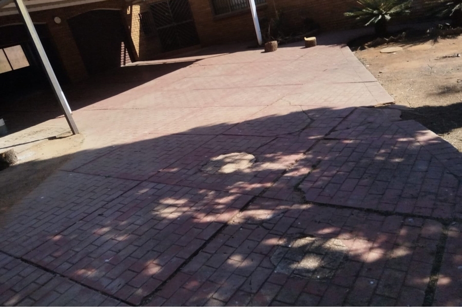 4 Bedroom Property for Sale in Nieuw Muckleneuk Gauteng