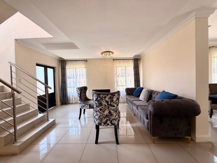 5 Bedroom Property for Sale in Monavoni Gauteng