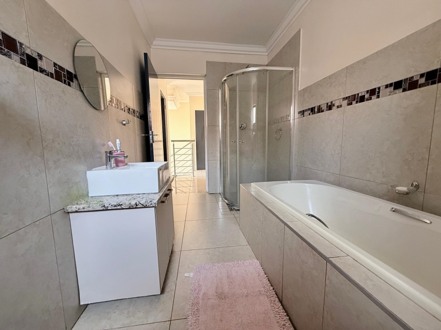 5 Bedroom Property for Sale in Monavoni Gauteng