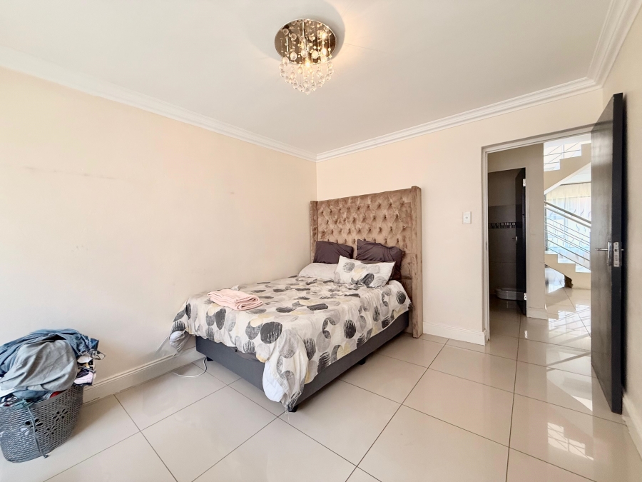 5 Bedroom Property for Sale in Monavoni Gauteng