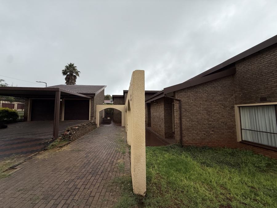 3 Bedroom Property for Sale in Breaunanda Gauteng