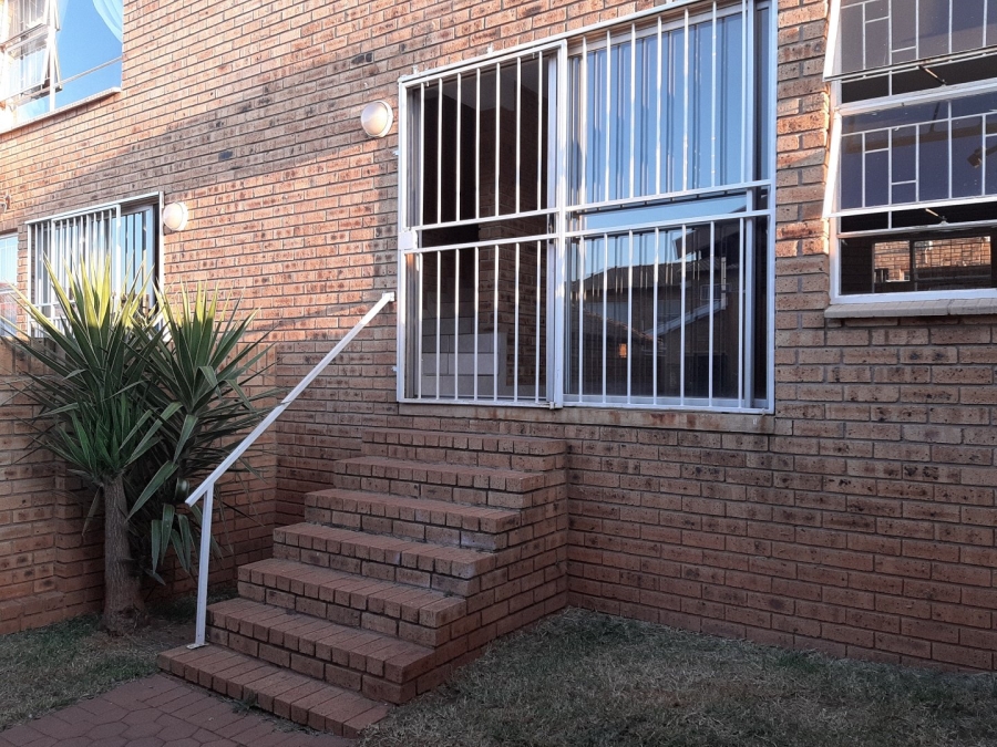 To Let 2 Bedroom Property for Rent in Rangeview Gauteng