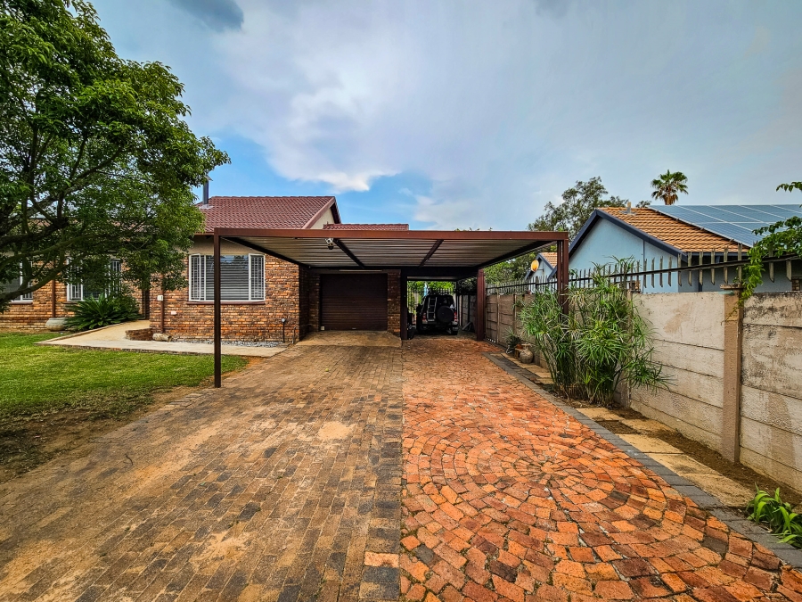 4 Bedroom Property for Sale in Garsfontein Gauteng