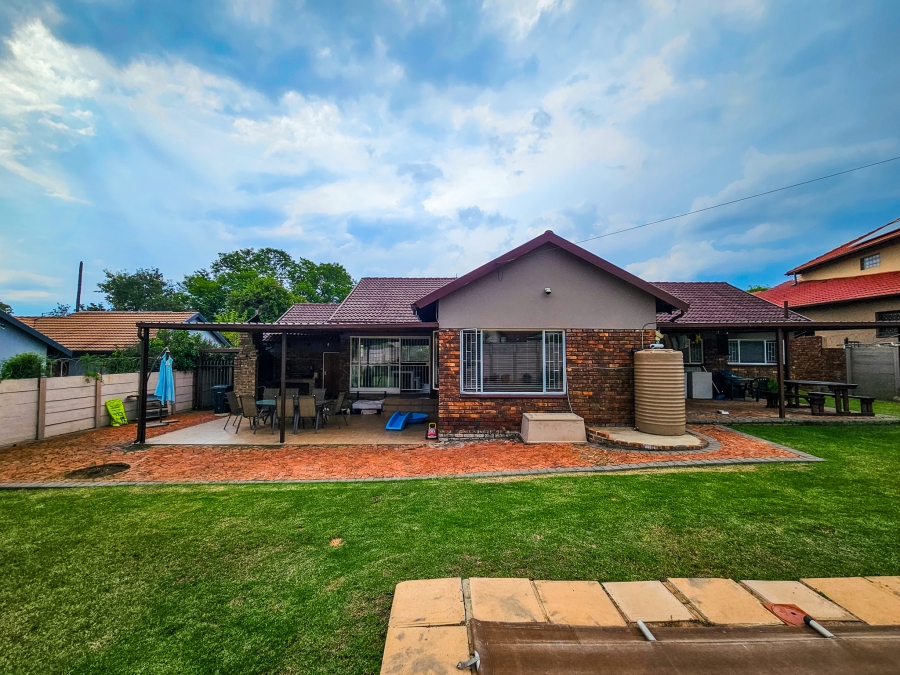 4 Bedroom Property for Sale in Garsfontein Gauteng