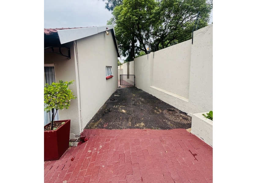 To Let 1 Bedroom Property for Rent in Sandown Estate Gauteng