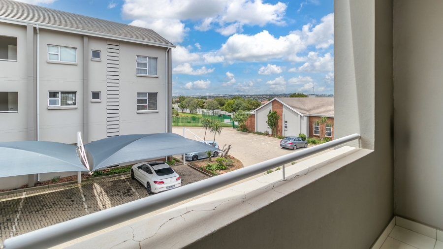 2 Bedroom Property for Sale in Blue Hills Gauteng