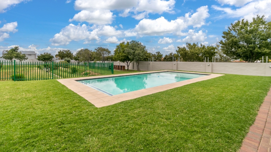 2 Bedroom Property for Sale in Blue Hills Gauteng