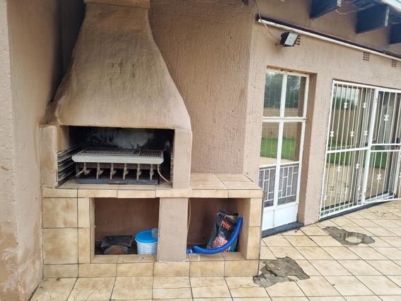 3 Bedroom Property for Sale in Brackendowns Gauteng