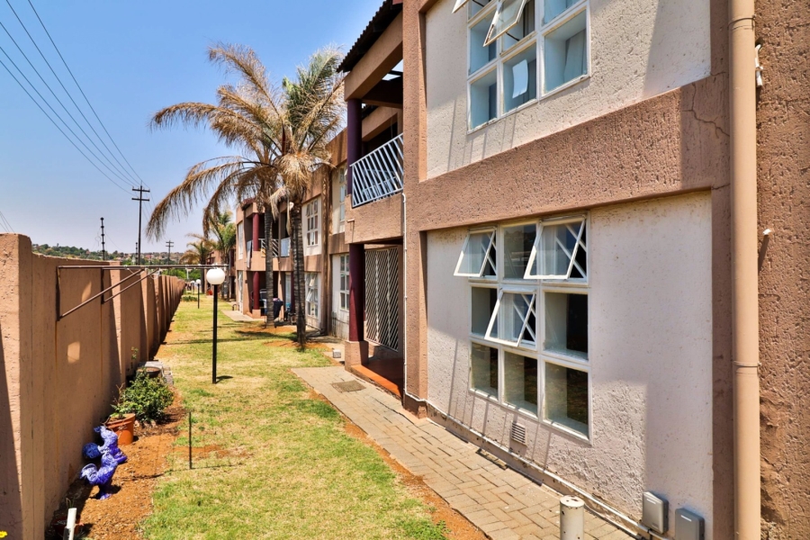 To Let 3 Bedroom Property for Rent in Mulbarton Gauteng