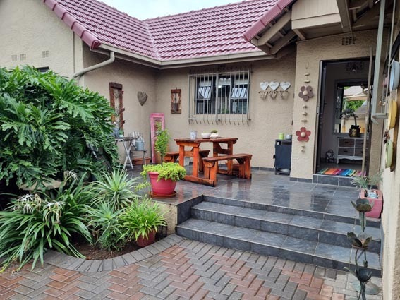 4 Bedroom Property for Sale in Verwoerdpark Gauteng