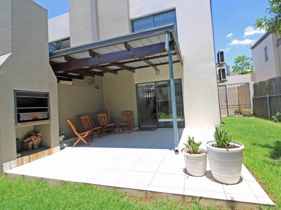 To Let 2 Bedroom Property for Rent in Bryanston Gauteng