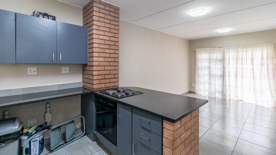 To Let 2 Bedroom Property for Rent in Vorna Valley Gauteng