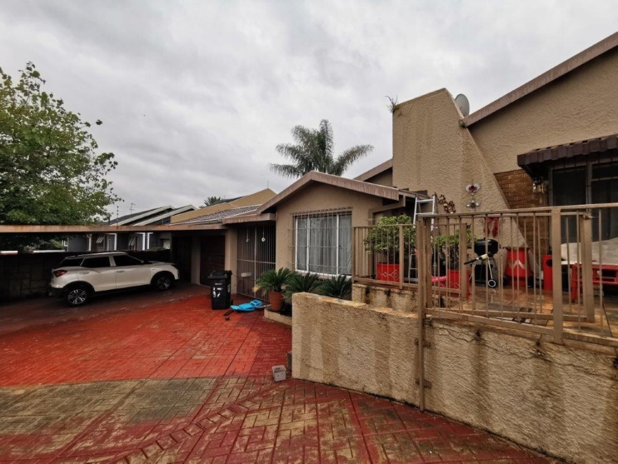 4 Bedroom Property for Sale in Verwoerdpark Gauteng