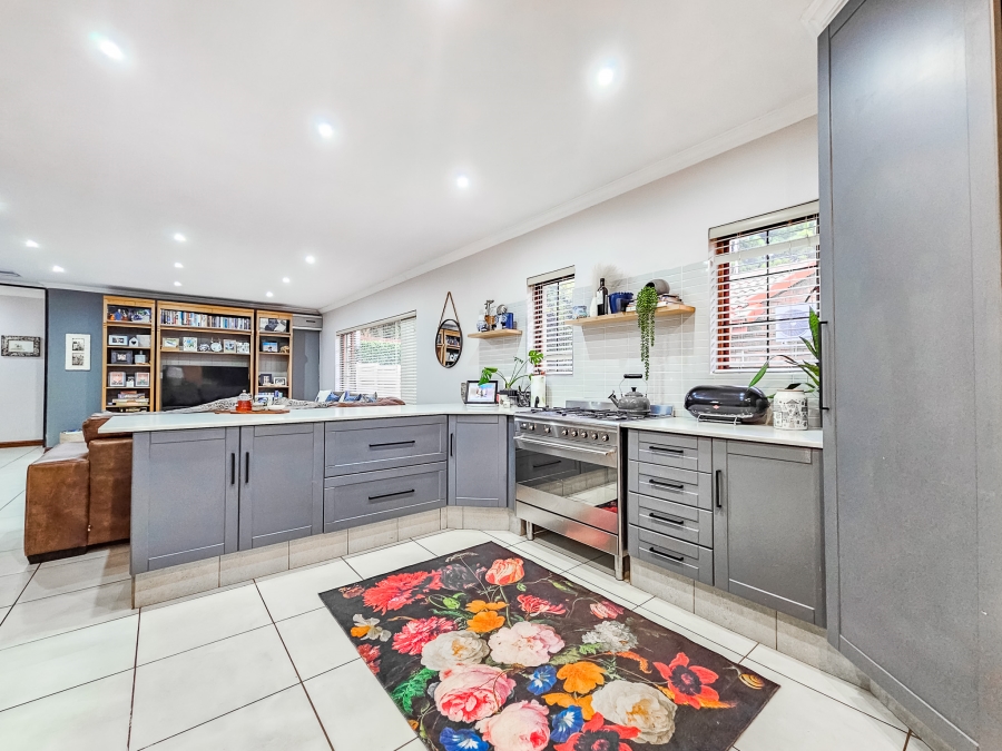 4 Bedroom Property for Sale in Faerie Glen Gauteng