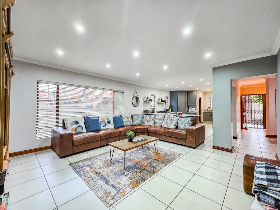4 Bedroom Property for Sale in Faerie Glen Gauteng
